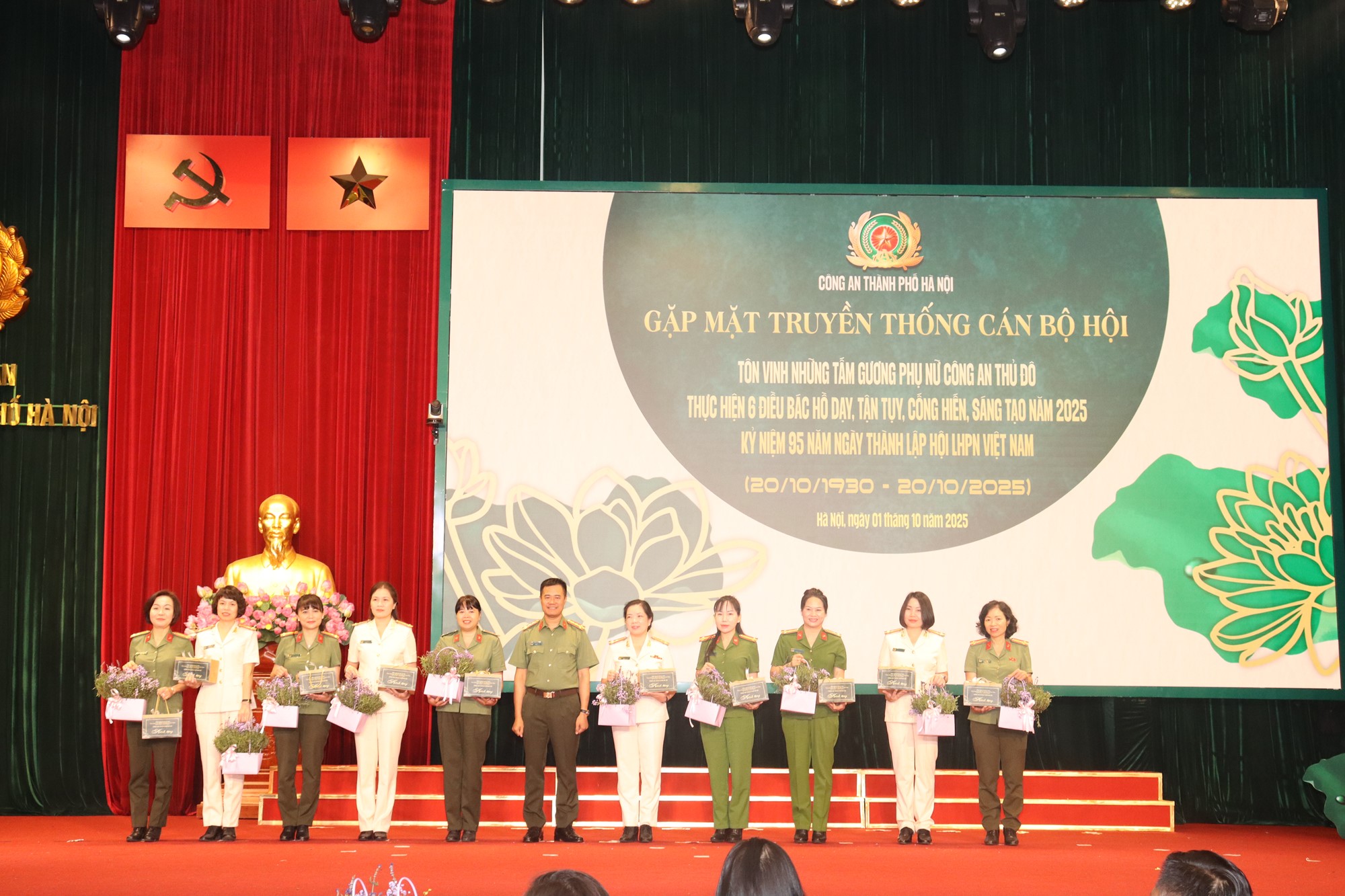 Tôn vinh những tấm gương phụ nữ Công an Thủ đô tiêu biểu năm 2025 - ảnh 10