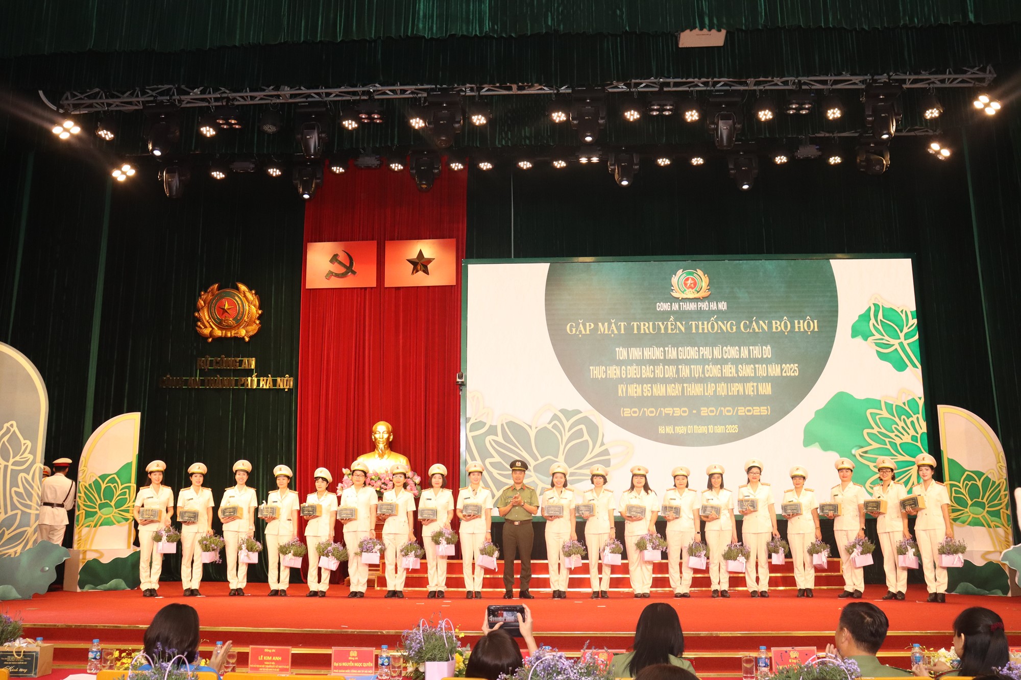 Tôn vinh những tấm gương phụ nữ Công an Thủ đô tiêu biểu năm 2025 - ảnh 11