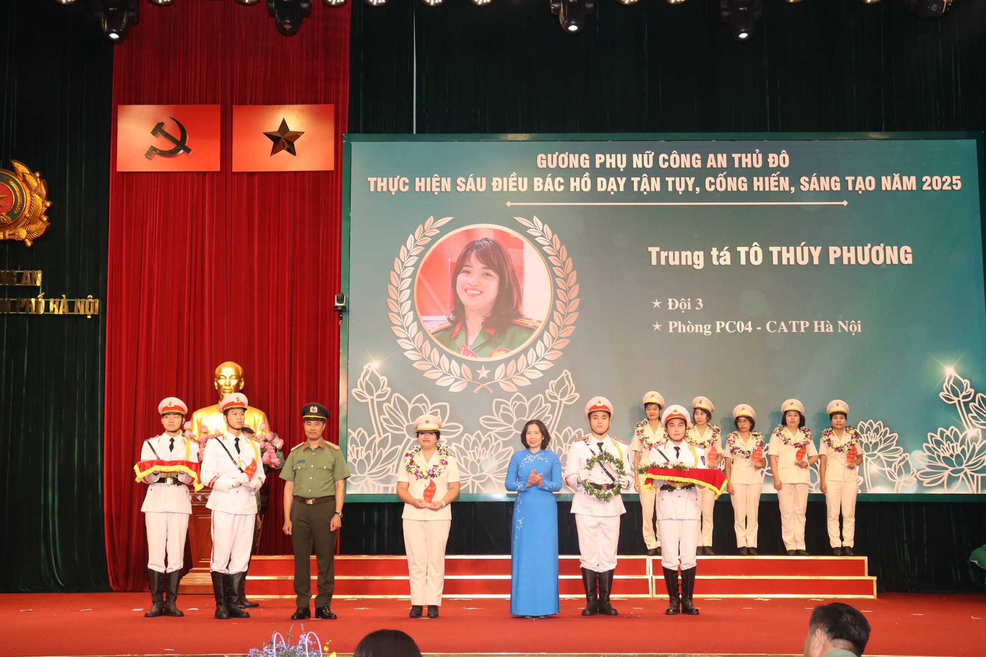 Tôn vinh những tấm gương phụ nữ Công an Thủ đô tiêu biểu năm 2025 - ảnh 2