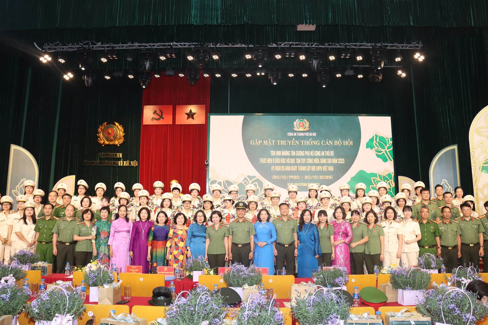 Tôn vinh những tấm gương phụ nữ Công an Thủ đô tiêu biểu năm 2025 - ảnh 1