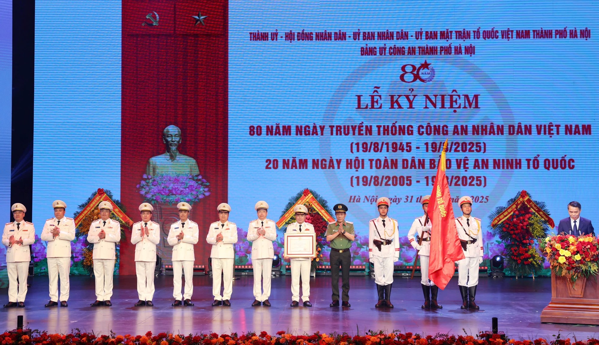 Công an Hà Nội tăng cường bám cơ sở, giữ vững bình yên từ gốc - ảnh 1