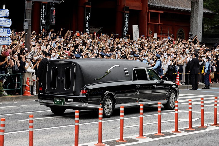 Người dân Nhật Bản đưa tiễn cố Thủ tướng Abe về nơi an nghỉ cuối cùng - ảnh 3