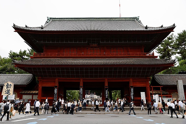 Người dân Nhật Bản đưa tiễn cố Thủ tướng Abe về nơi an nghỉ cuối cùng - ảnh 1