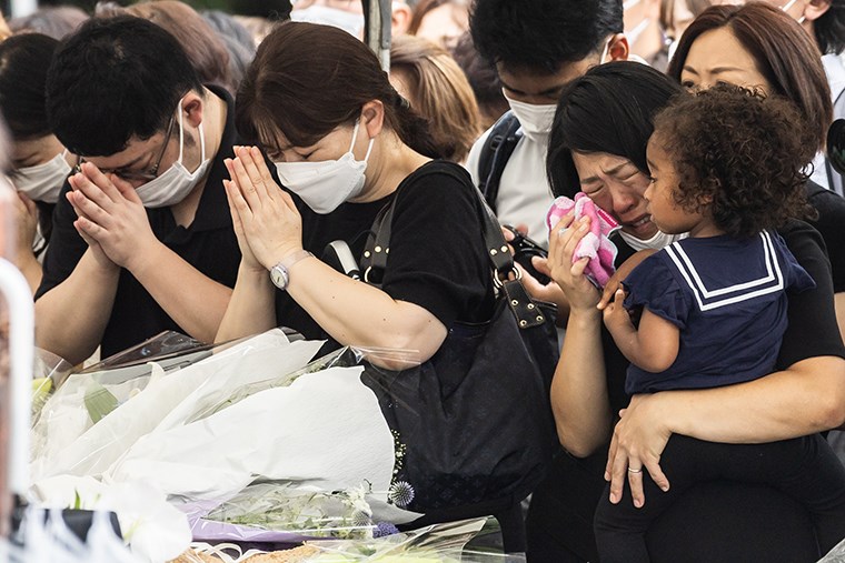 Người dân Nhật Bản đưa tiễn cố Thủ tướng Abe về nơi an nghỉ cuối cùng - ảnh 2