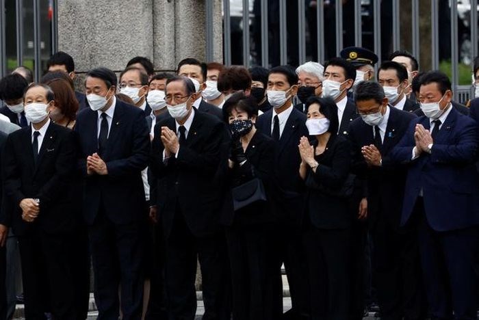 Người dân Nhật Bản đưa tiễn cố Thủ tướng Abe về nơi an nghỉ cuối cùng - ảnh 7