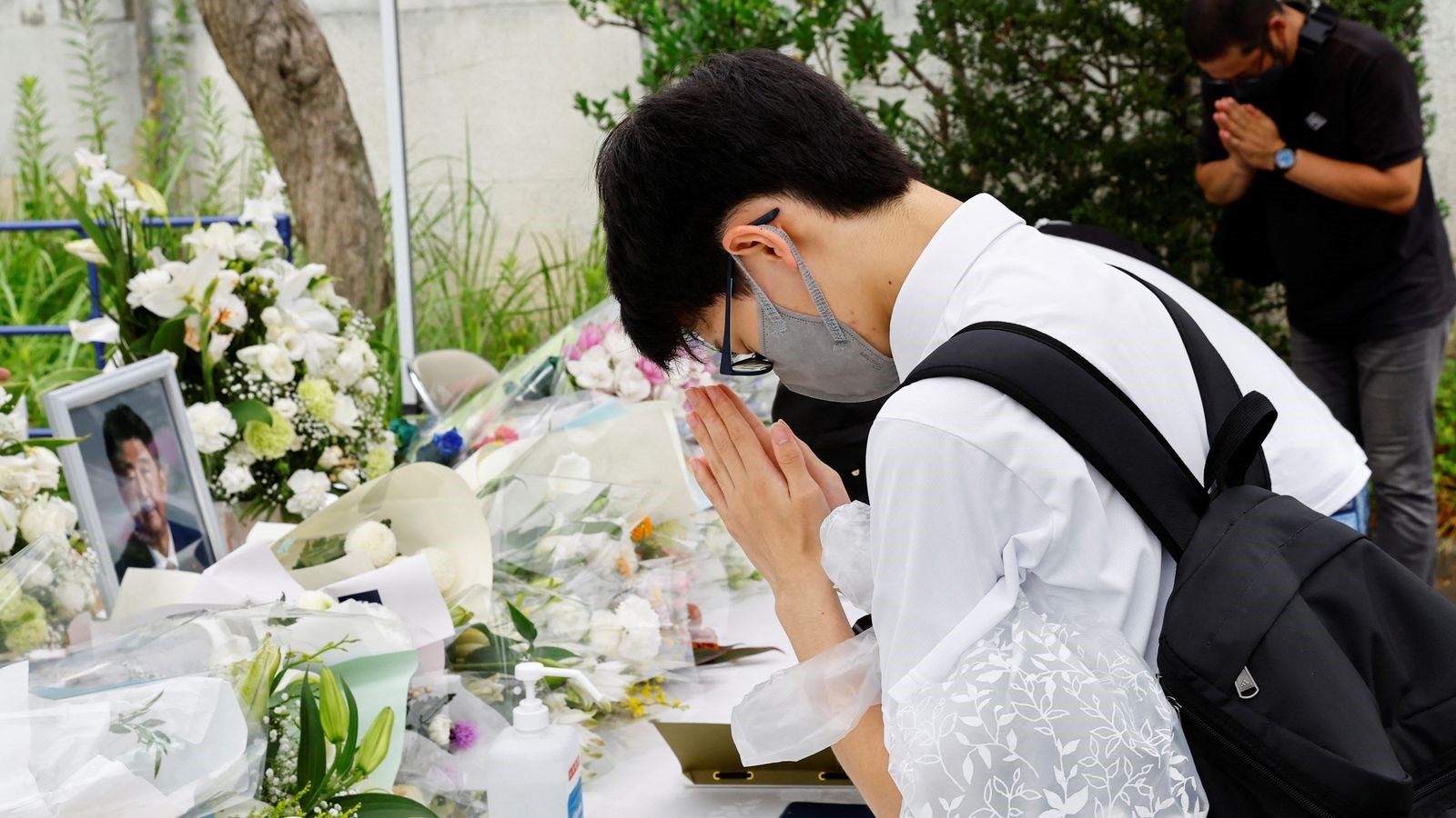 Người dân Nhật Bản đưa tiễn cố Thủ tướng Abe về nơi an nghỉ cuối cùng - ảnh 5