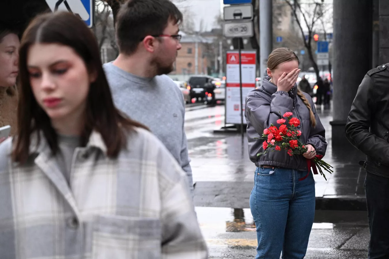  Người dân mang hoa tưởng niệm đến Đại sứ quán Nga ở các nước - ảnh 10