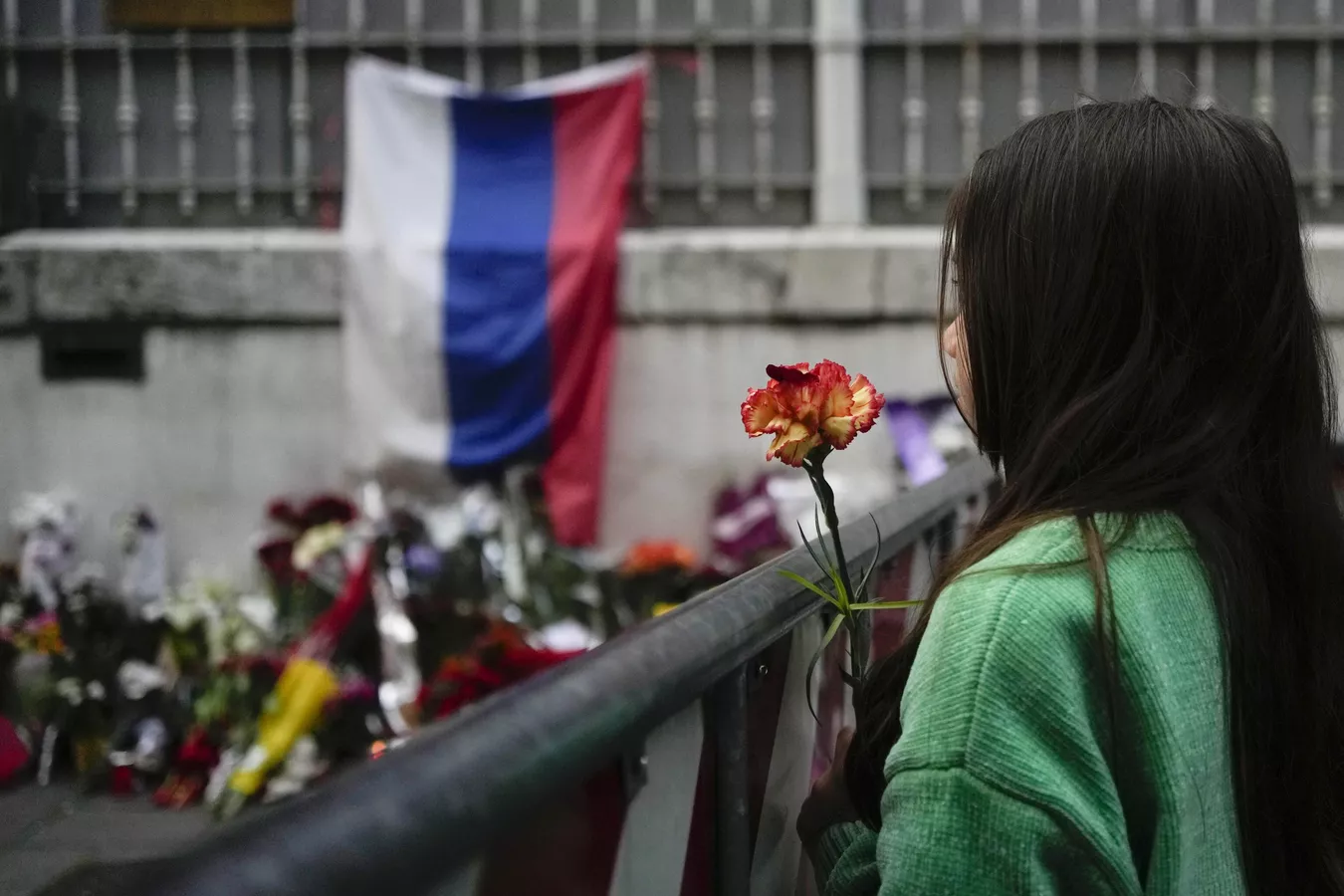  Người dân mang hoa tưởng niệm đến Đại sứ quán Nga ở các nước - ảnh 13
