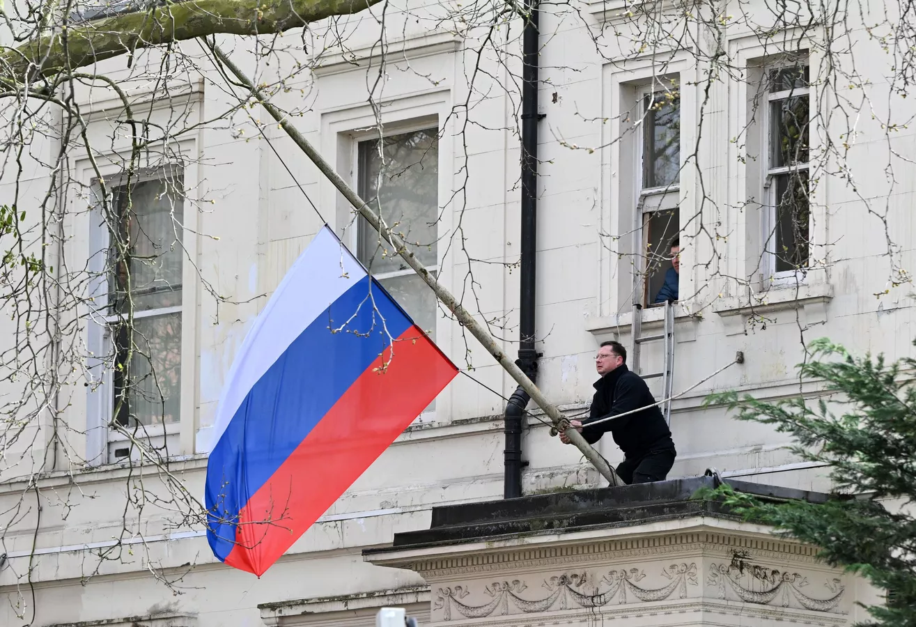  Người dân mang hoa tưởng niệm đến Đại sứ quán Nga ở các nước - ảnh 1