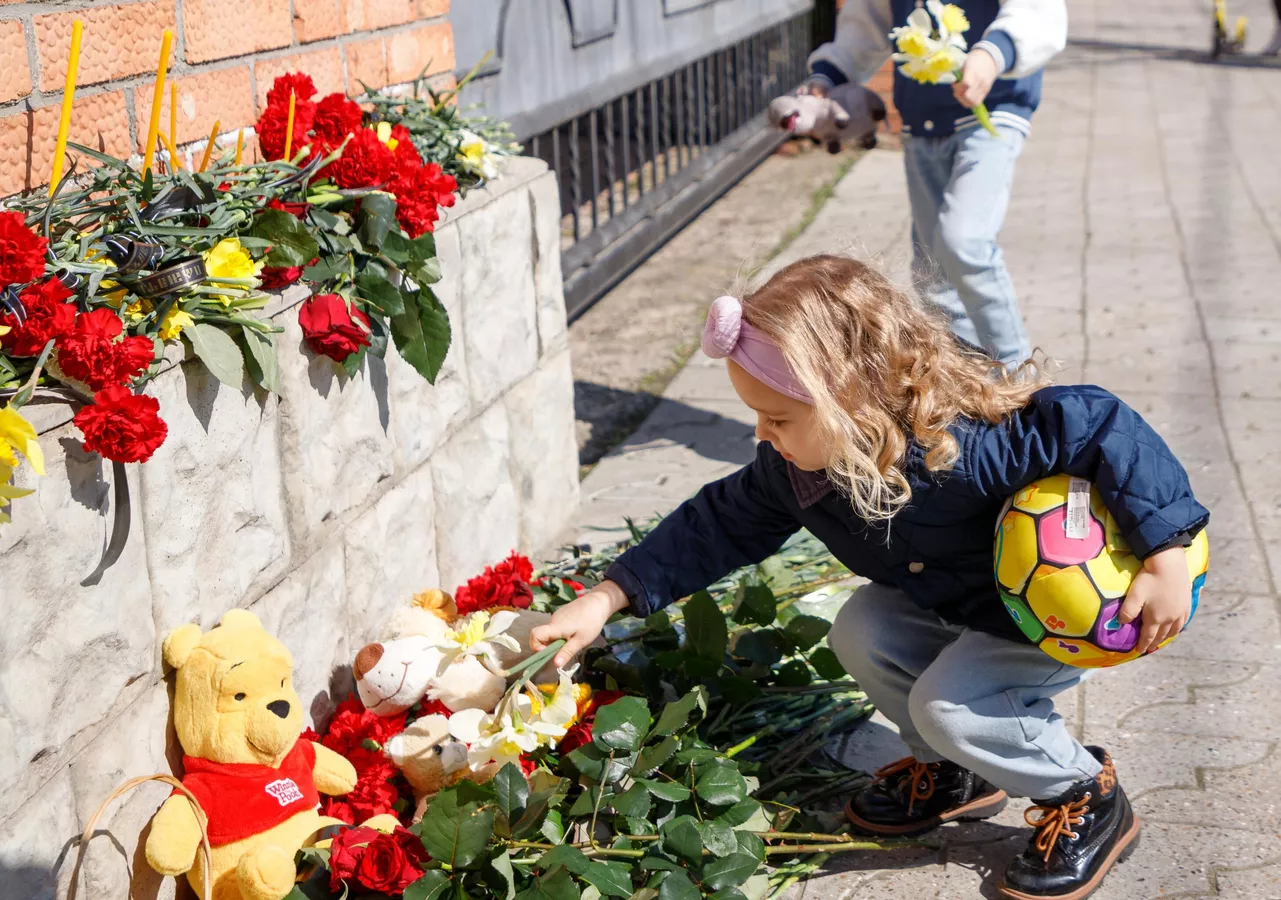  Người dân mang hoa tưởng niệm đến Đại sứ quán Nga ở các nước - ảnh 7