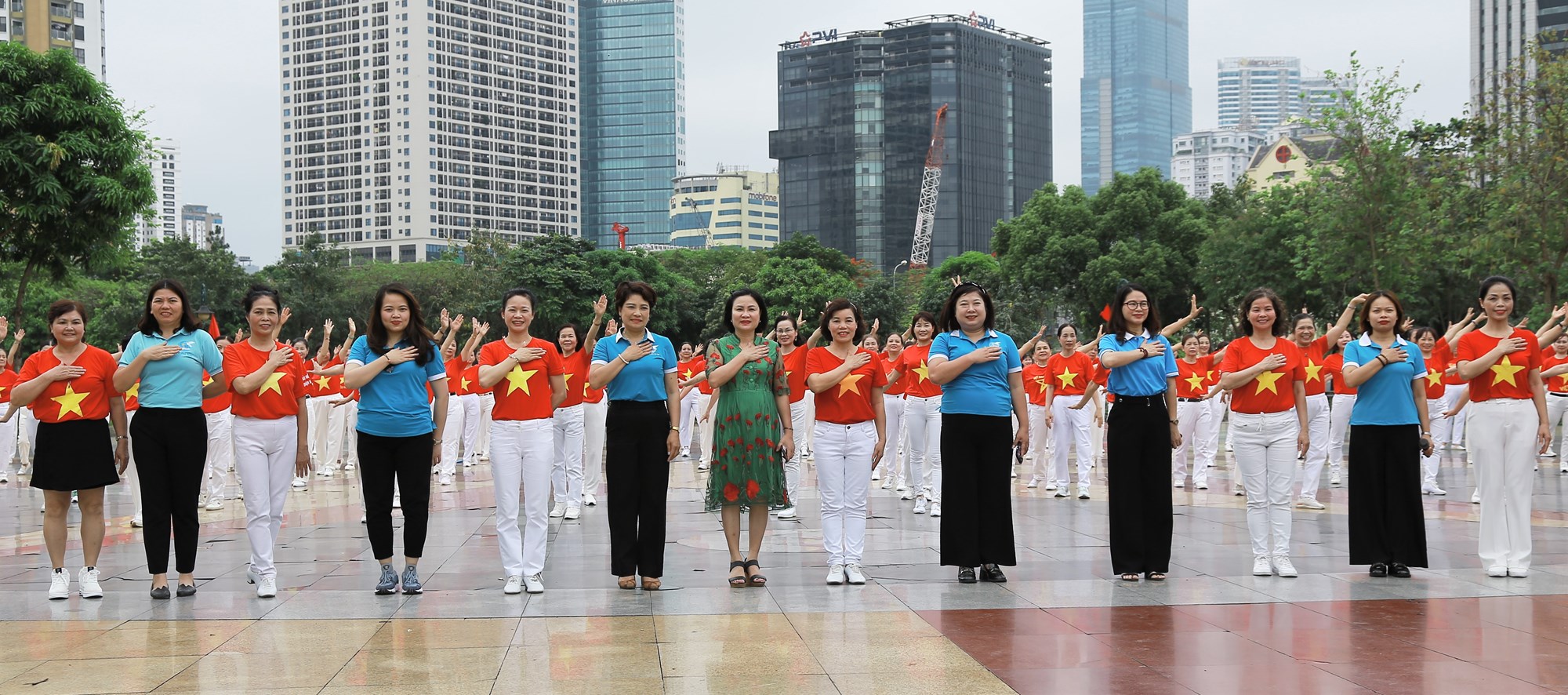 Phụ nữ Cầu Giấy rực rỡ sắc màu đồng diễn dân vũ mừng Chiến thắng Điện Biên Phủ - ảnh 1