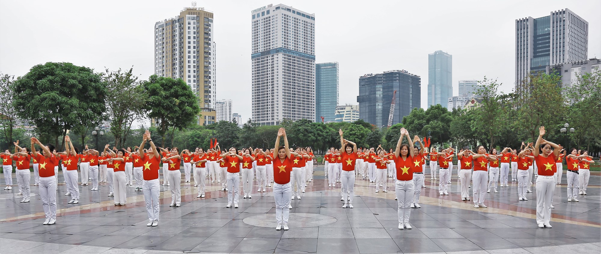 Phụ nữ Cầu Giấy rực rỡ sắc màu đồng diễn dân vũ mừng Chiến thắng Điện Biên Phủ - ảnh 6