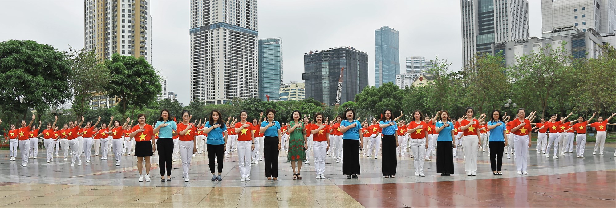 Phụ nữ Cầu Giấy rực rỡ sắc màu đồng diễn dân vũ mừng Chiến thắng Điện Biên Phủ - ảnh 7