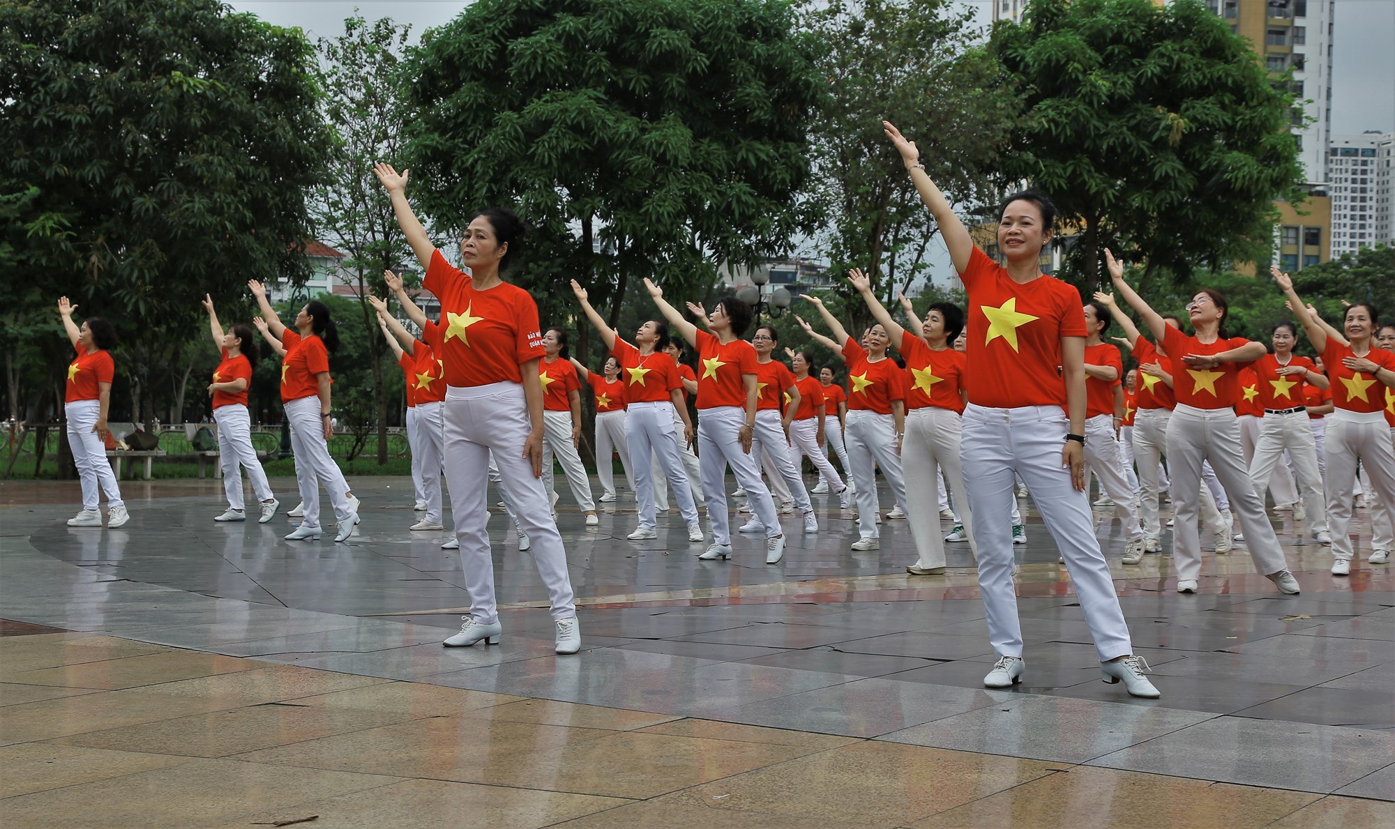 Phụ nữ Cầu Giấy rực rỡ sắc màu đồng diễn dân vũ mừng Chiến thắng Điện Biên Phủ - ảnh 4