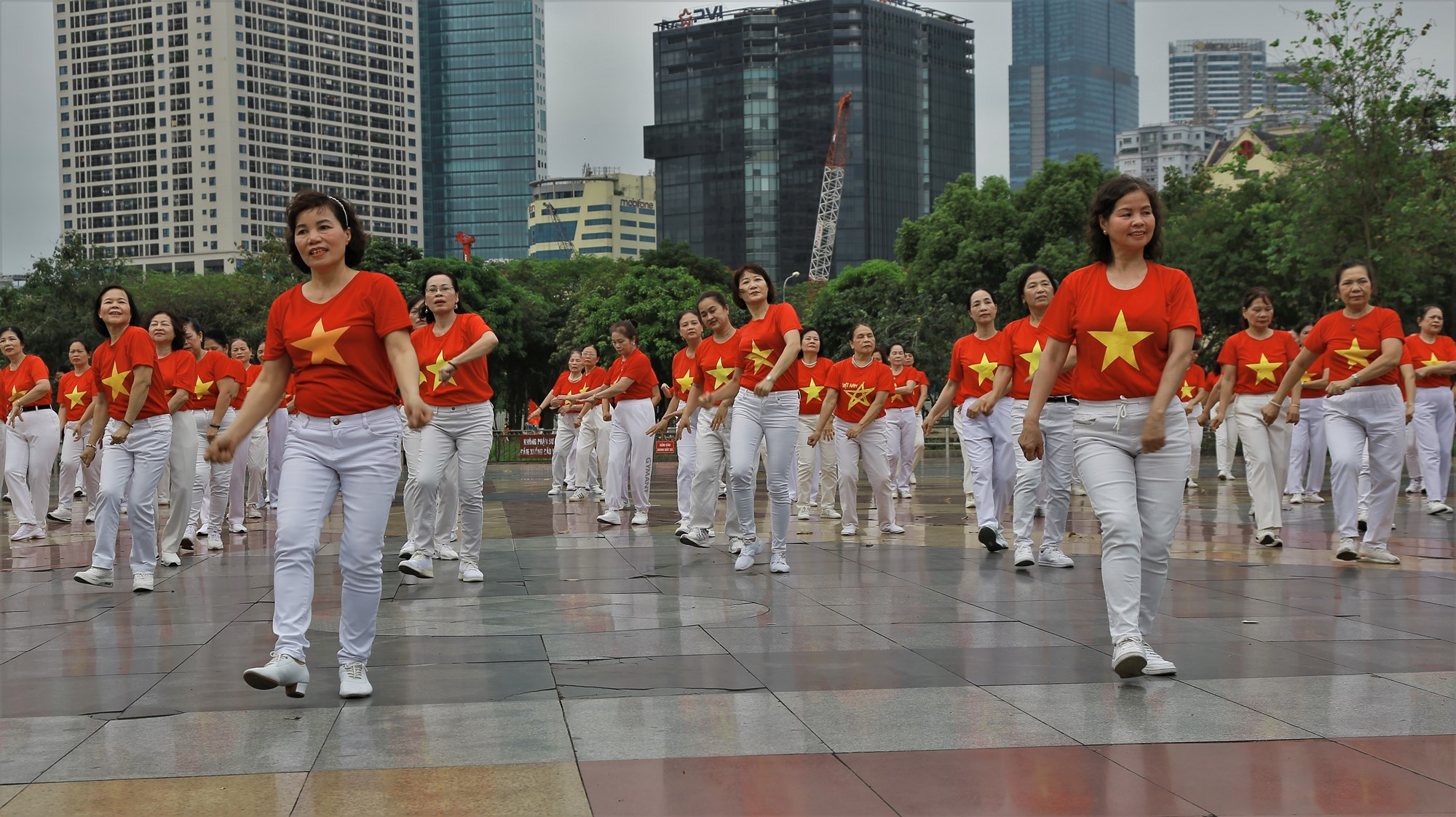 Phụ nữ Cầu Giấy rực rỡ sắc màu đồng diễn dân vũ mừng Chiến thắng Điện Biên Phủ - ảnh 5