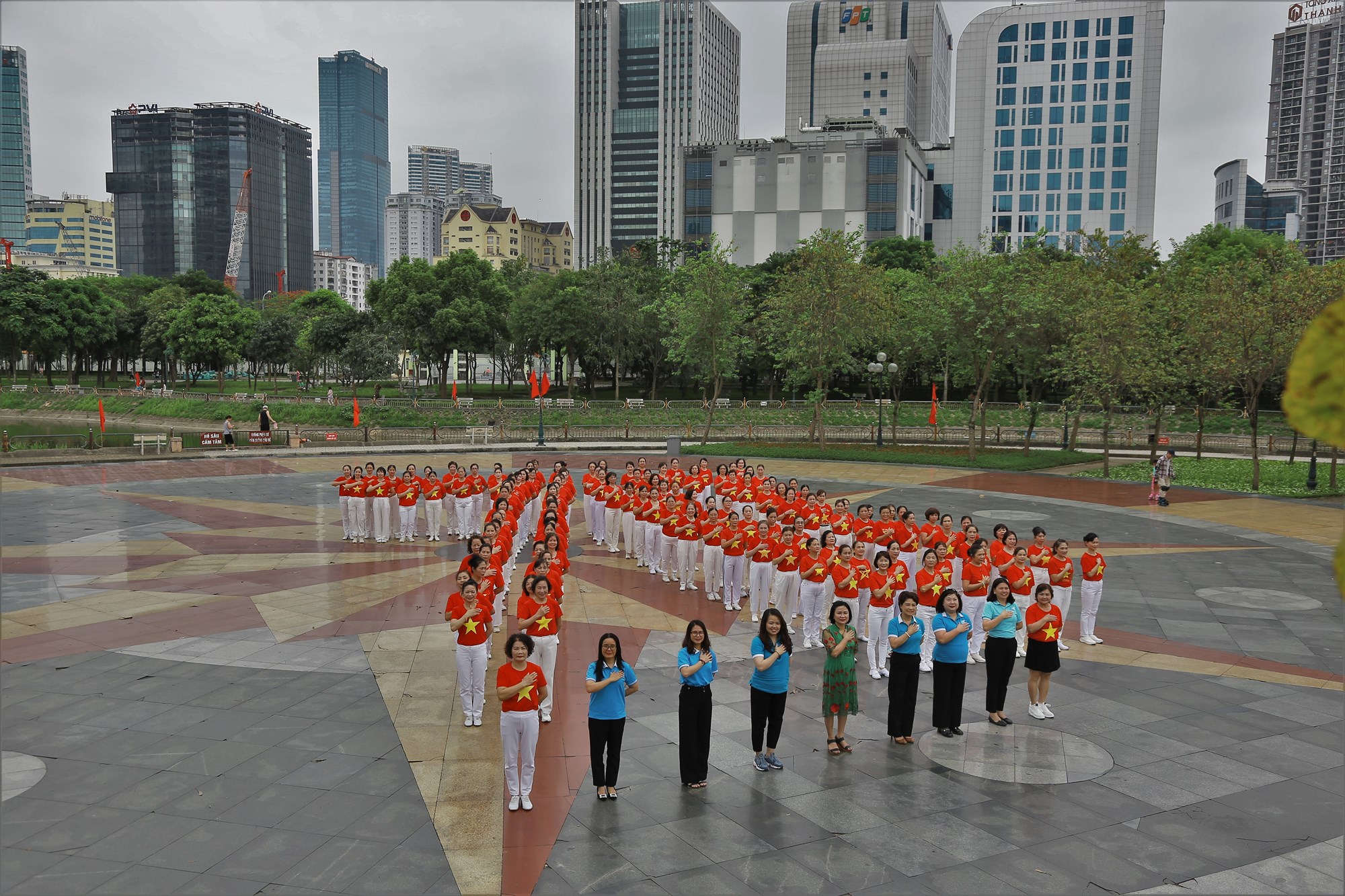Phụ nữ Cầu Giấy rực rỡ sắc màu đồng diễn dân vũ mừng Chiến thắng Điện Biên Phủ - ảnh 11