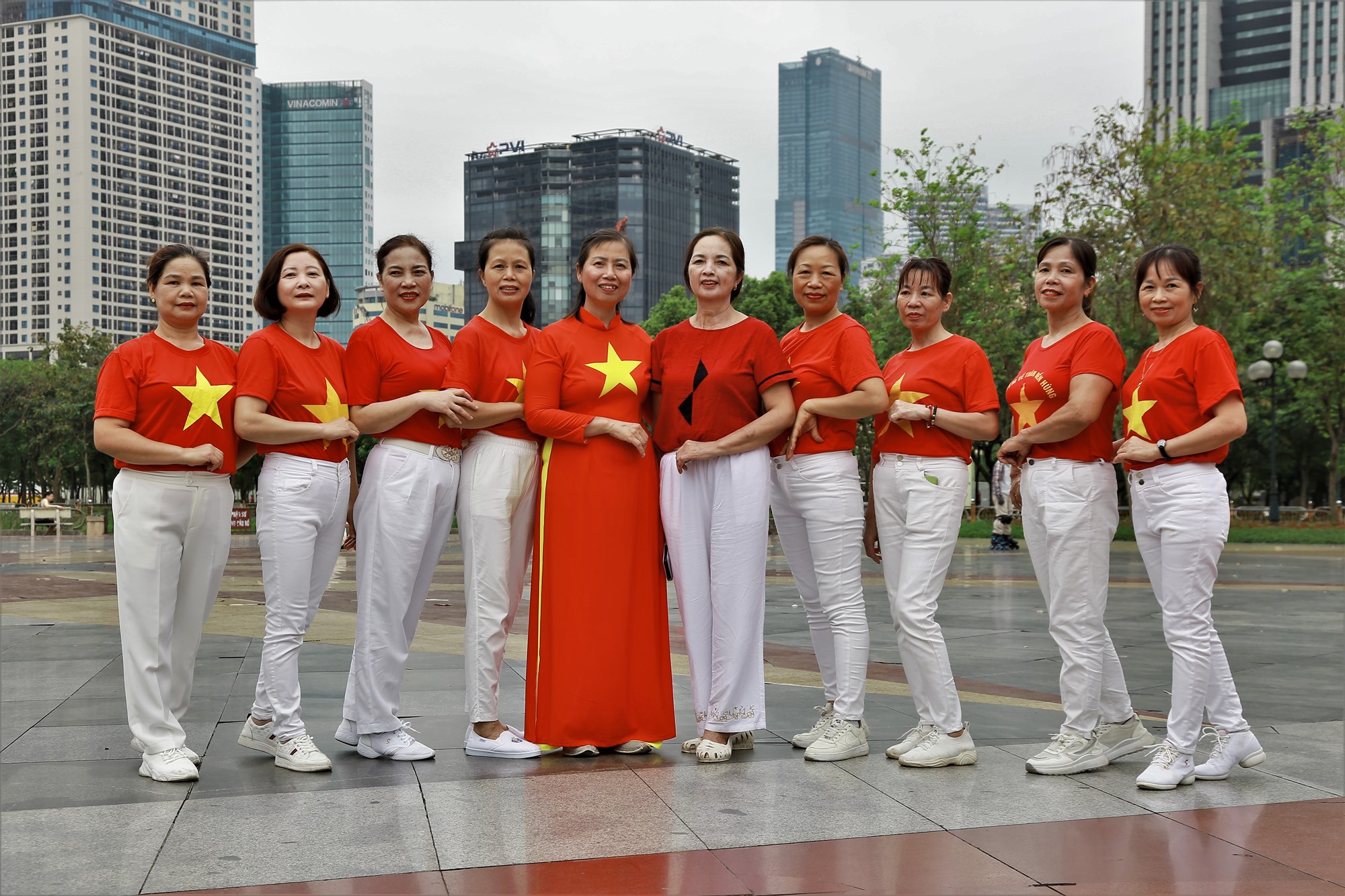 Phụ nữ Cầu Giấy rực rỡ sắc màu đồng diễn dân vũ mừng Chiến thắng Điện Biên Phủ - ảnh 3