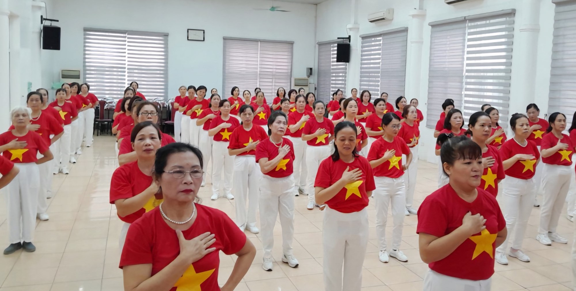 Phụ nữ Cầu Giấy rực rỡ sắc màu đồng diễn dân vũ mừng Chiến thắng Điện Biên Phủ - ảnh 8