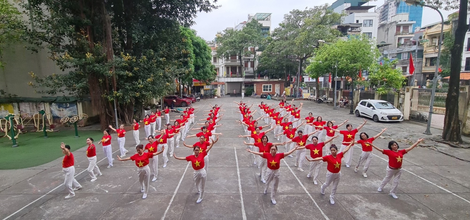 Phụ nữ Cầu Giấy rực rỡ sắc màu đồng diễn dân vũ mừng Chiến thắng Điện Biên Phủ - ảnh 9
