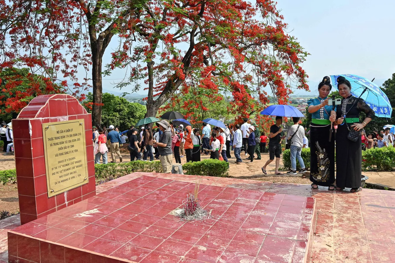Người dân tham quan khu tưởng niệm trận Điện Biên Phủ - ảnh 3