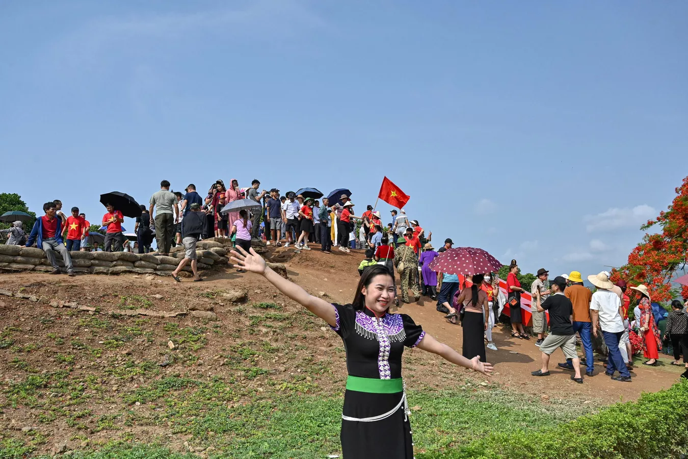 Người dân tham quan khu tưởng niệm trận Điện Biên Phủ - ảnh 6