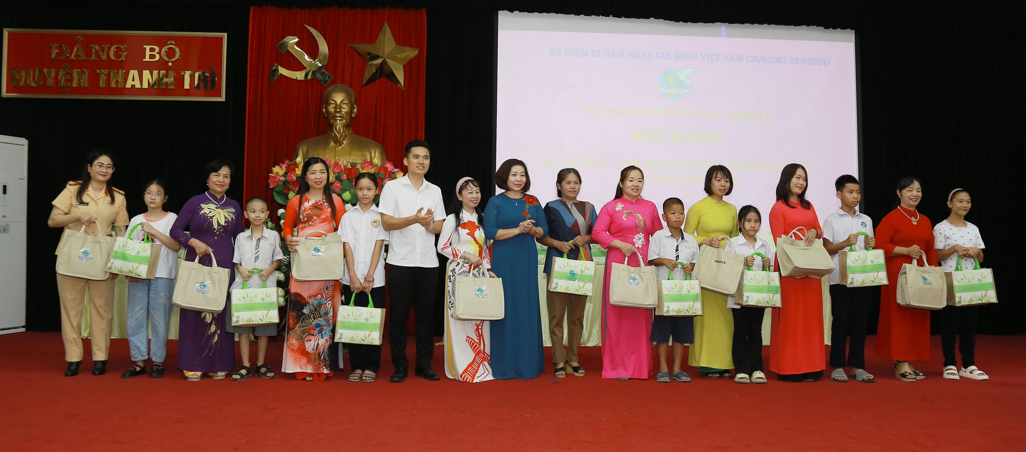 Hội LHPN huyện Thanh Trì: Sôi nổi hoạt động gắn kết yêu thương các thành viên trong gia đình - ảnh 3