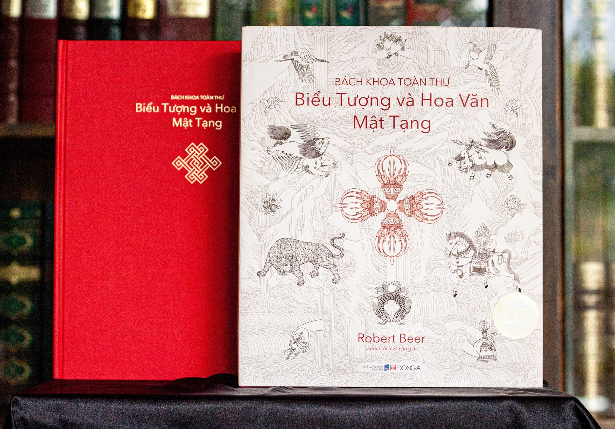 “Bách Khoa Toàn Thư Biểu Tượng và Hoa Văn Mật Tạng“: Tác phẩm kinh điển về mỹ thuật Phật giáo Tây Tạng - ảnh 1