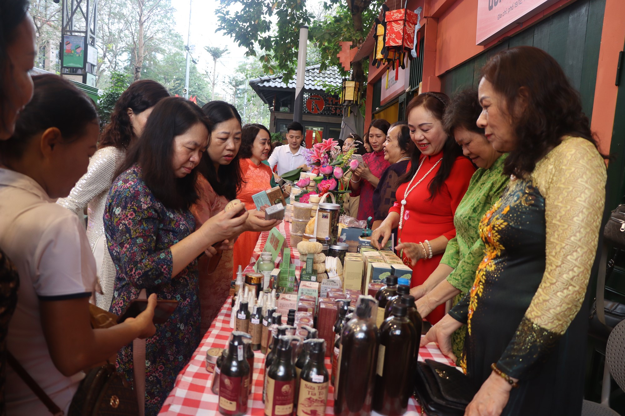 Sôi nổi Festival “Phụ nữ Hoàn Kiếm Tài năng - Thanh lịch” năm 2025 - ảnh 14