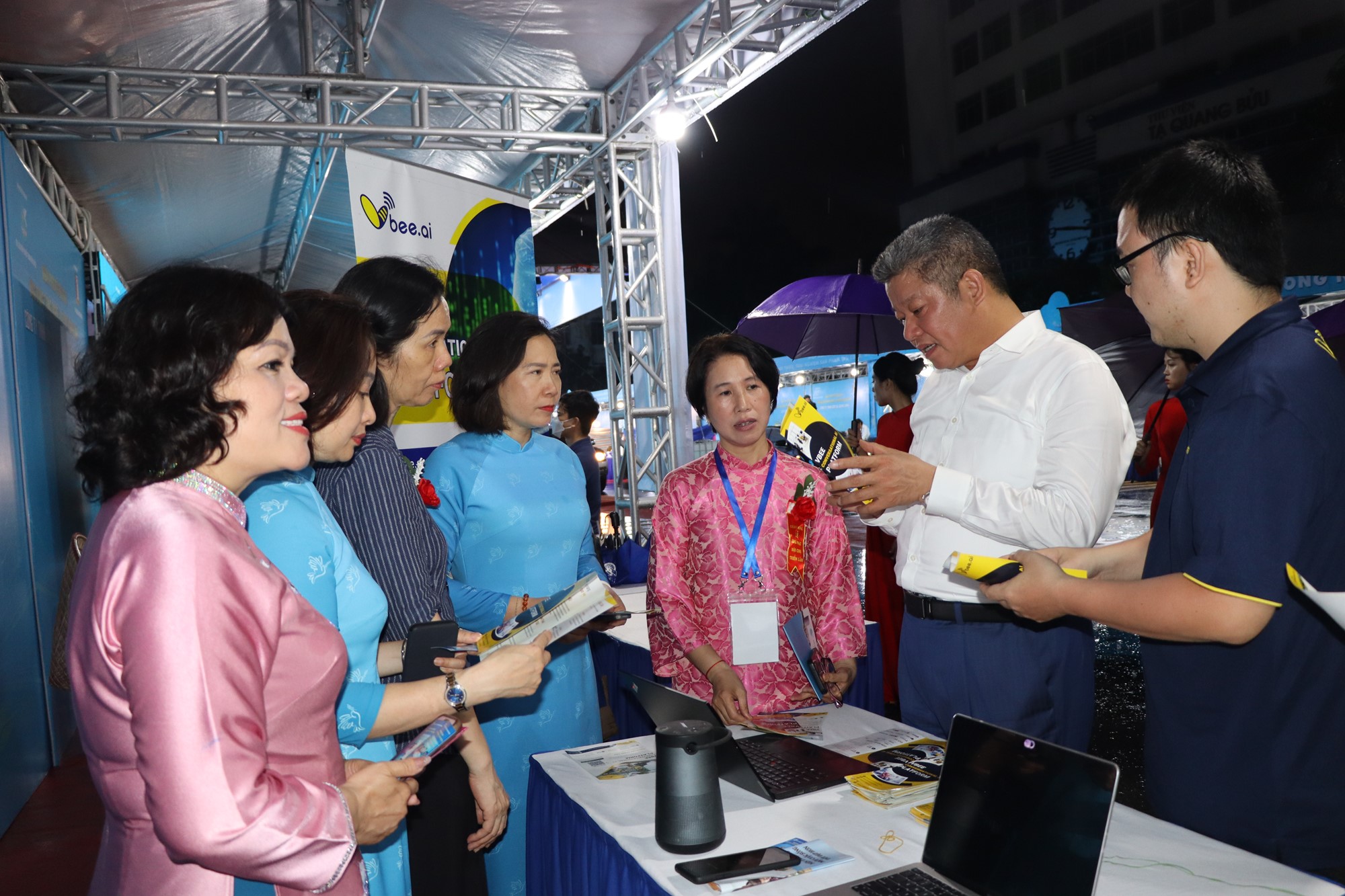 Khai mạc Ngày Phụ nữ Thủ đô ứng dụng công nghệ và đổi mới sáng tạo năm 2025 - ảnh 14