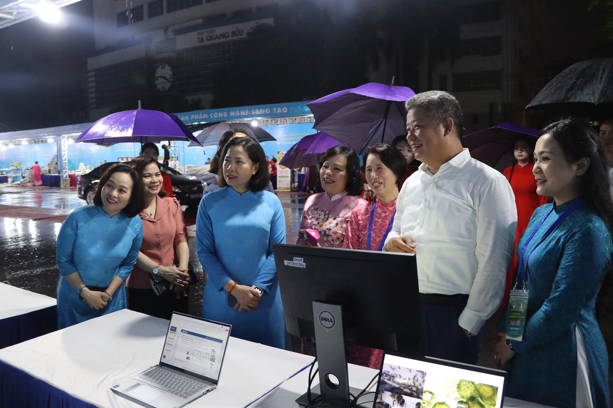 Khai mạc Ngày Phụ nữ Thủ đô ứng dụng công nghệ và đổi mới sáng tạo năm 2025 - ảnh 9