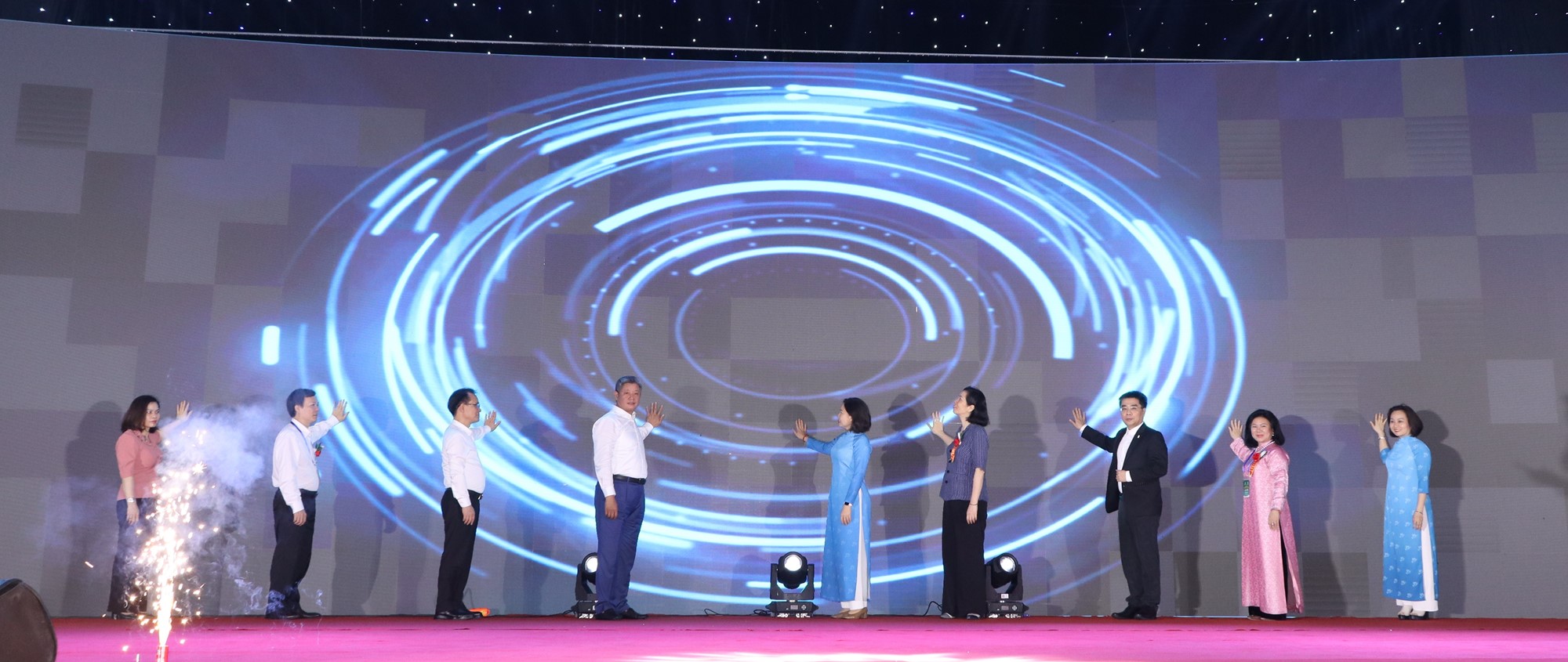 Khai mạc Ngày Phụ nữ Thủ đô ứng dụng công nghệ và đổi mới sáng tạo năm 2025 - ảnh 1