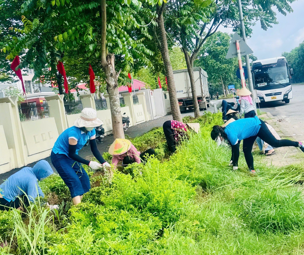  Các xã, phường đồng loạt ra quân tổng vệ sinh môi trường cho buổi lễ công bố vận hành chính quyền 2 cấp - ảnh 2