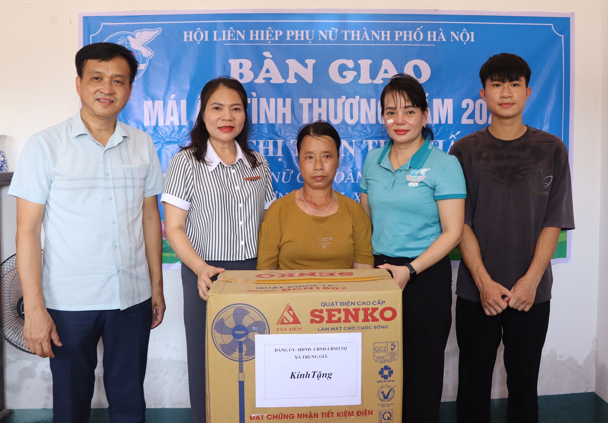 Hội LHPN Hà Nội: Bàn giao mái ấm tình thương cho hội viên phụ nữ có hoàn cảnh khó khăn xã Trung Giã - ảnh 7