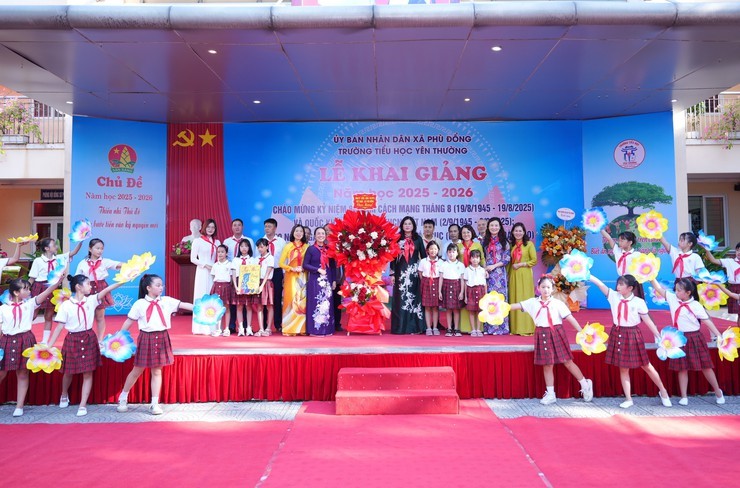 Xã Phù Đổng, TP Hà Nội: Hơn 20.000 học sinh tham dự Lễ khai giảng năm học mới 2025-2026 - ảnh 1