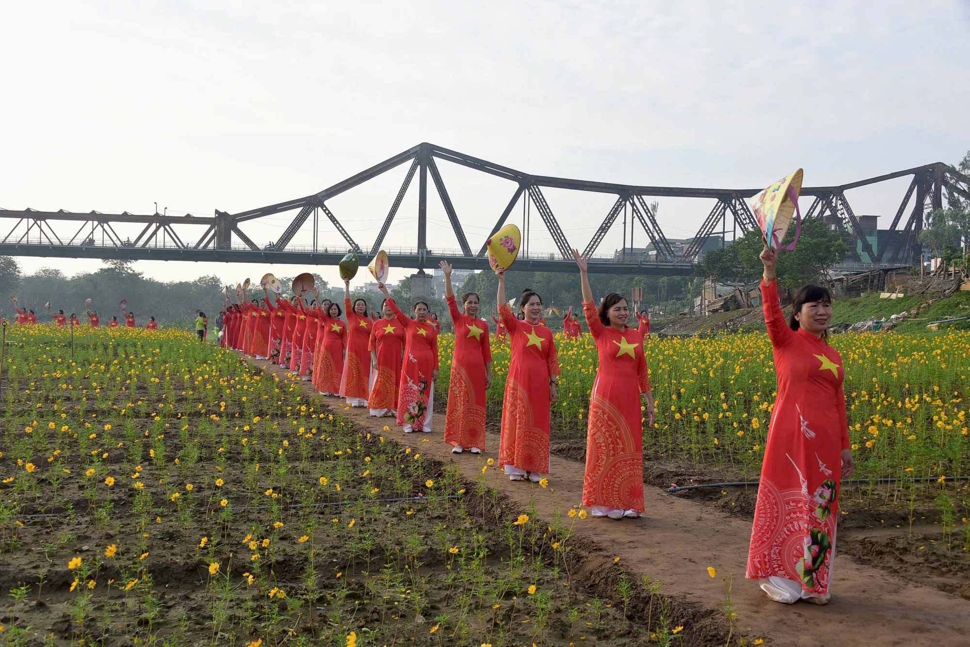 Sắc áo dài và hoa reo vui trên vùng đất bãi  - ảnh 7