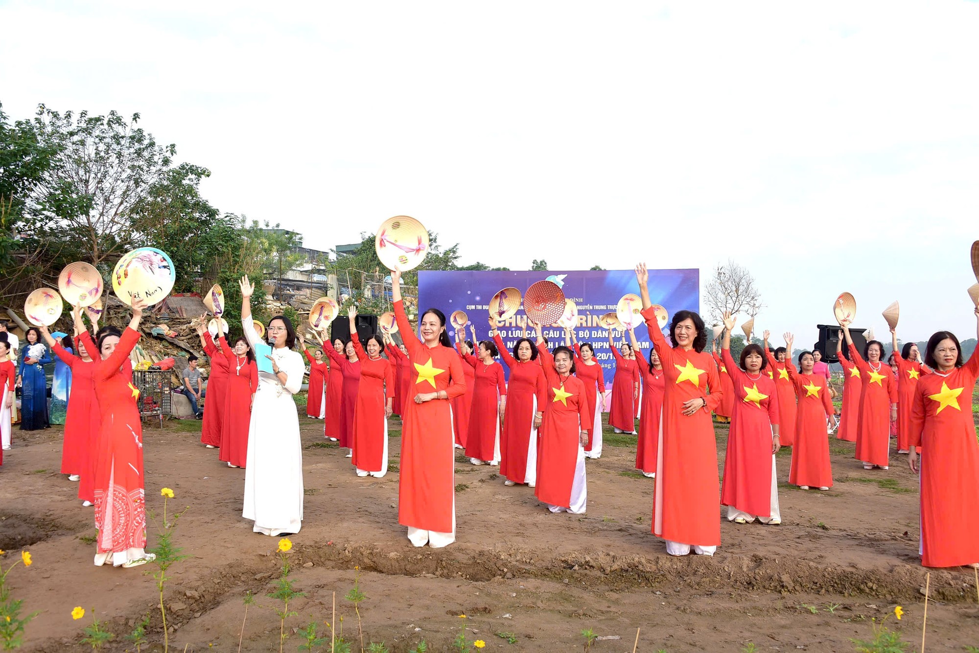 Sắc áo dài và hoa reo vui trên vùng đất bãi  - ảnh 4