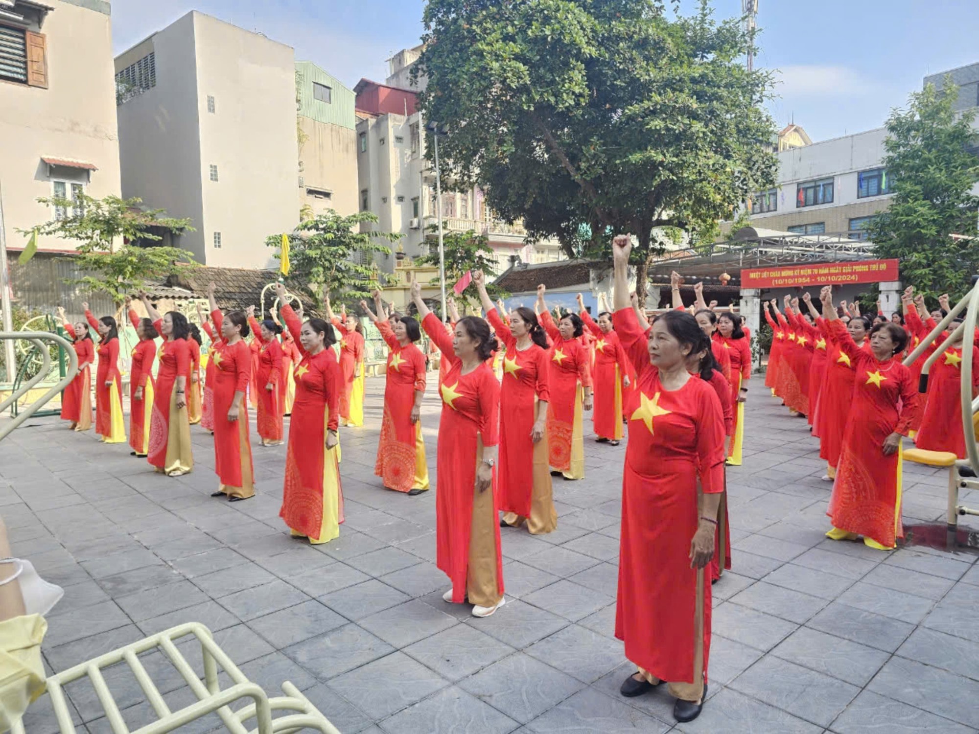 Sắc áo dài và hoa reo vui trên vùng đất bãi  - ảnh 9