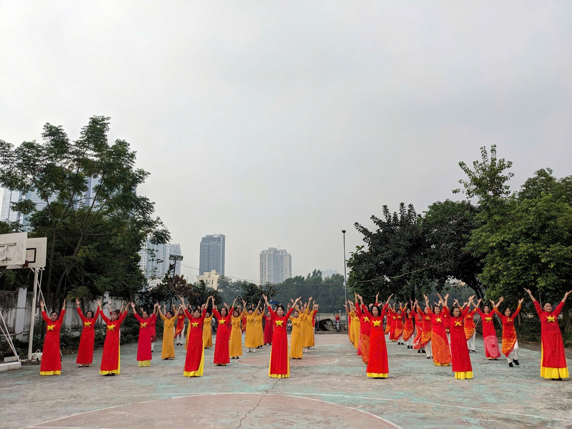 Sắc áo dài và hoa reo vui trên vùng đất bãi  - ảnh 10