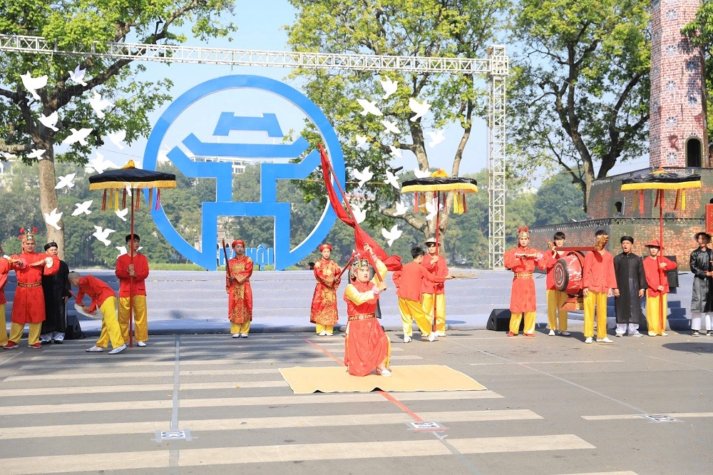 Hà Nội linh thiêng, kiêu hùng, hào hoa, lãng mạn, hội nhập, phát triển trong “Ngày hội Văn hóa vì hòa bình“ - ảnh 9