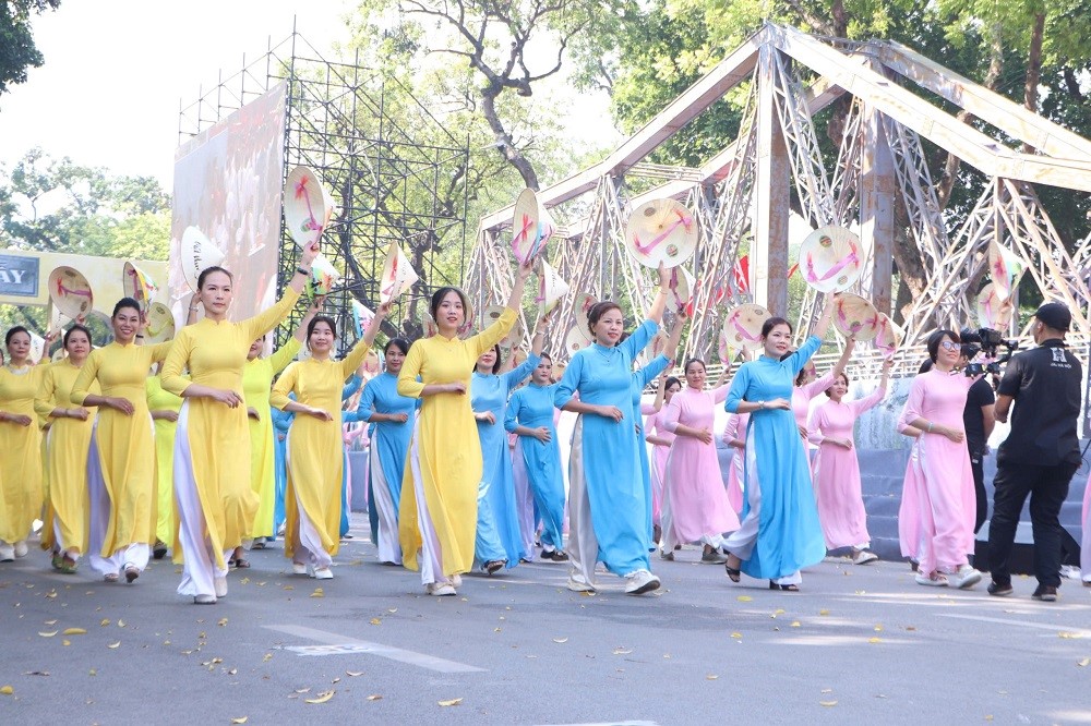 Hà Nội linh thiêng, kiêu hùng, hào hoa, lãng mạn, hội nhập, phát triển trong “Ngày hội Văn hóa vì hòa bình“ - ảnh 16