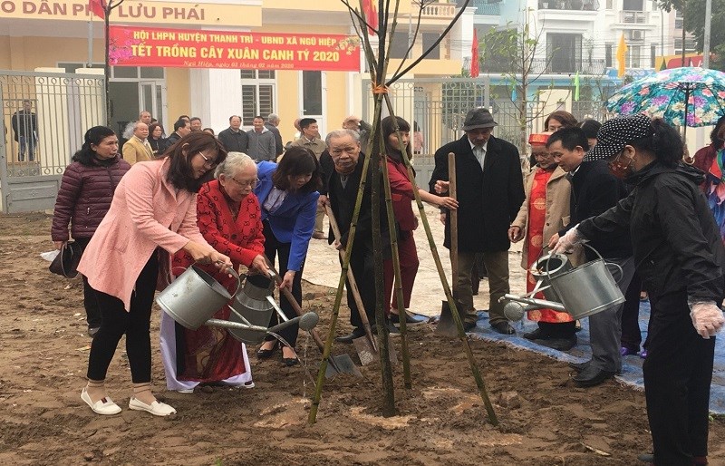 Các đại biểu tham gia trồng cây tại xã Ngũ Hiệp