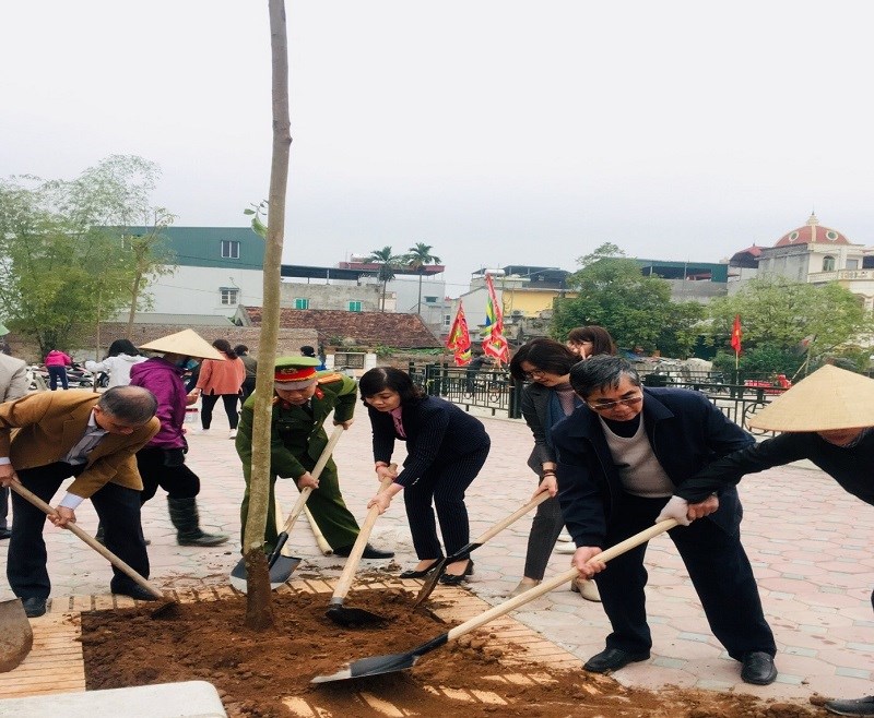 Các đại biểu tham gia trồng cây tại xã Vĩnh Quỳnh