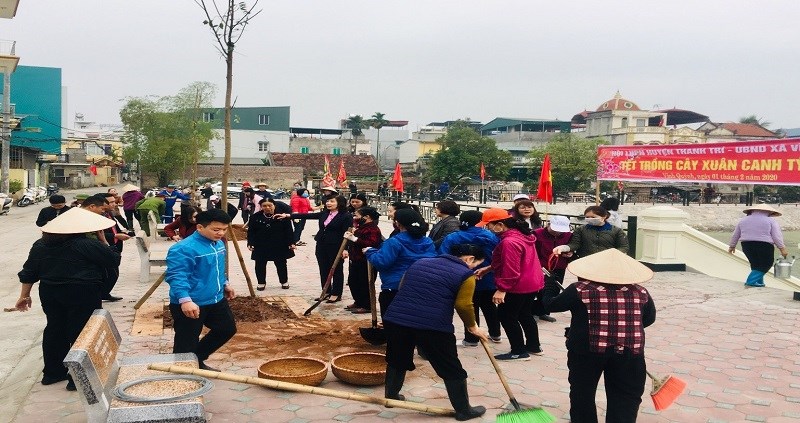 Các đại biểu tham gia trồng cây tại xã Vĩnh Quỳnh