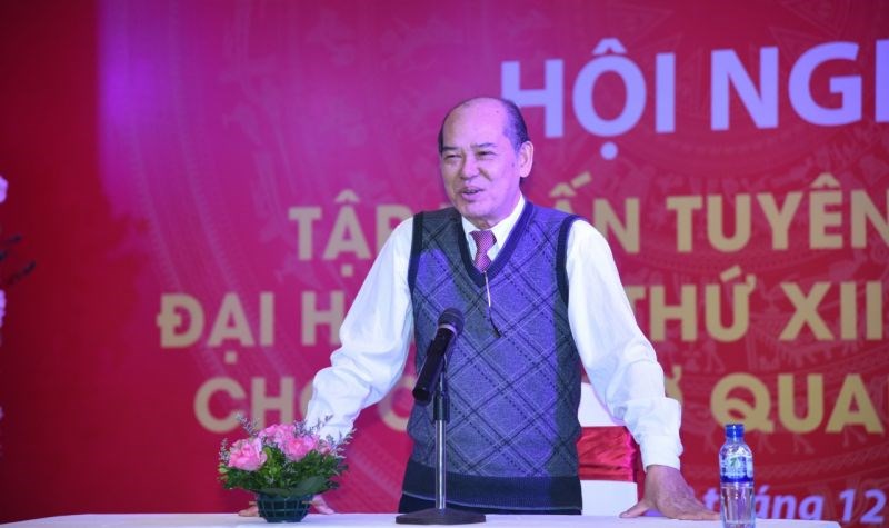 Đồng chí Nguyễn Đức Hà, nguyên Vụ trưởng Vụ Cơ sở Đảng, Ban Tổ chức Trung ương trình bày hai chuyên đề