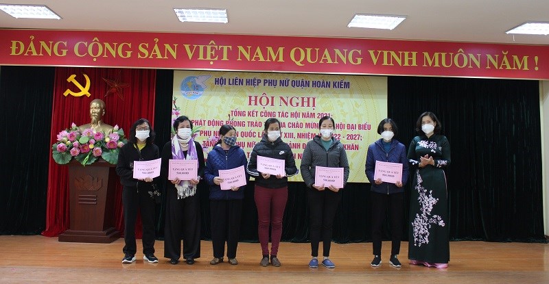 Đồng chí Lê Kim Anh, Chủ tịch Hội LHPN Hà Nội tặng quà cho phụ nữ khó khăn nhân dịp Tết Nguyên đán Nhâm dần 2022