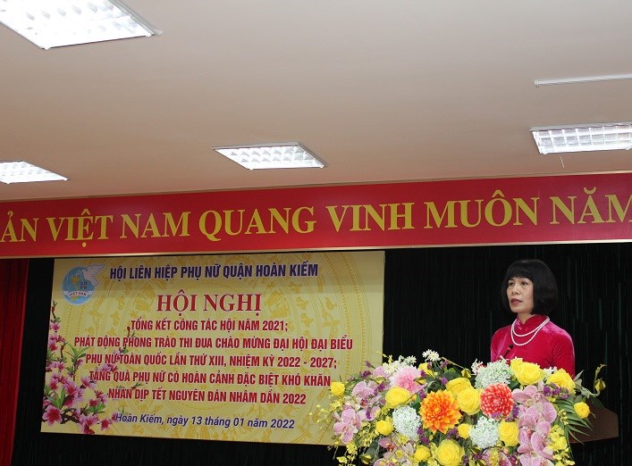 Đống chí Trịnh Thị Huệ, Chủ tịch Hội LHPN quận Hoàn Kiếm phát biểu tại hội nghị