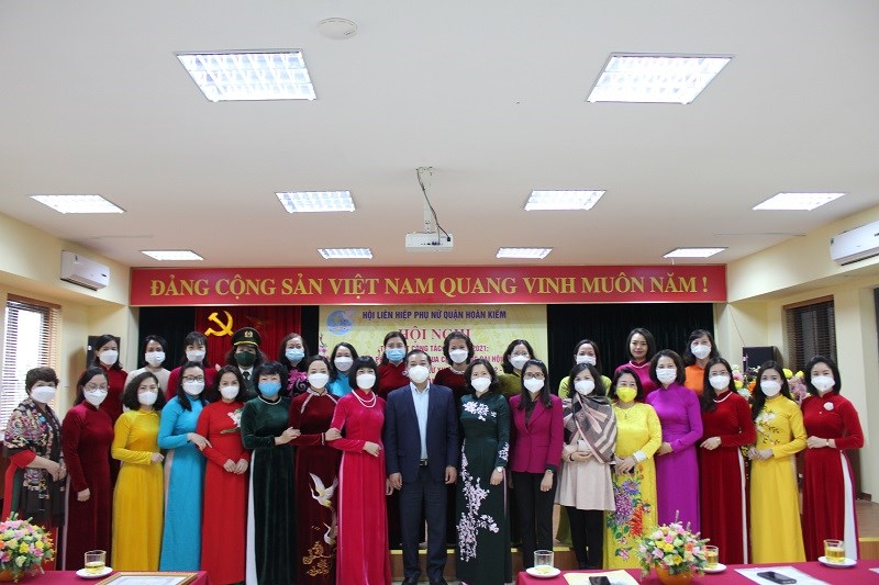 Các đại biểu Hội LHPN Hà Nội, quận Hoàn Kiếm chụp ảnh lưu niệm với Hội LHPN quận Hoàn Kiếm
