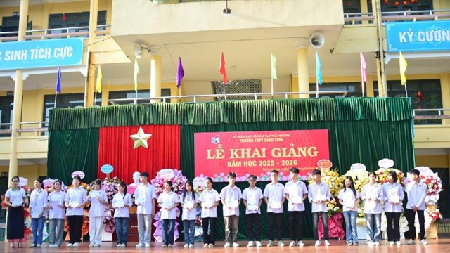 Dự án Hỗ trợ phát triển giáo dục trao học bổng cho học sinh có hoàn cảnh khó khăn 