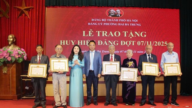 83 đảng viên phường Hai Bà Trưng được trao tặng Huy hiệu Đảng đợt 7/11/2025