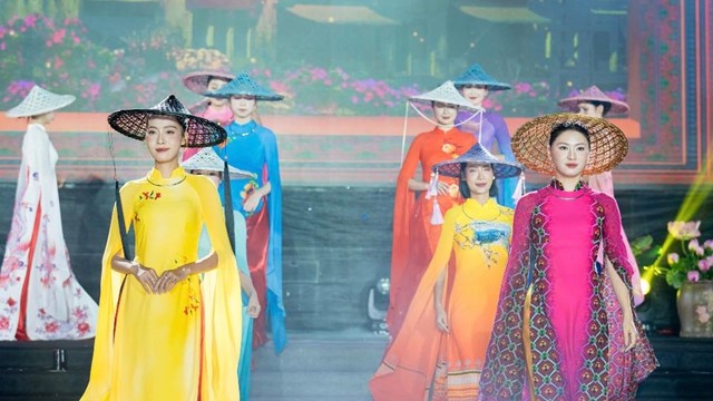 Dệt nhịp đập di sản qua “Hương sắc Việt Nam” tại Lễ hội Áo dài Du lịch 2025